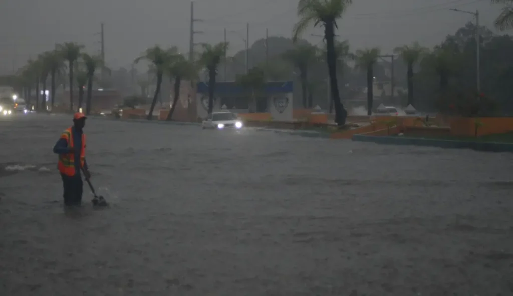 Lluvias causan estragos en RD: COE reporta 4,990 evacuados y 19 comunidades aisladas