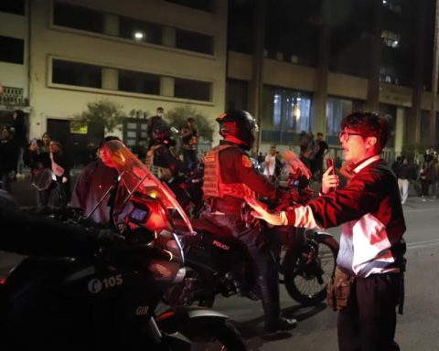 Reporter and a successful radio cameraman are injured by impact of PNP pellets