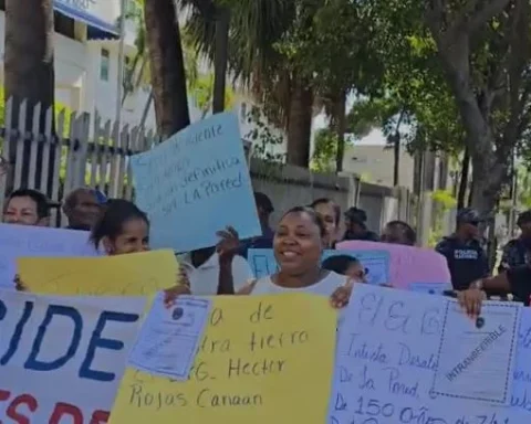 Residents of the Haina wall protest in front of the IAD in claim of definitive titles