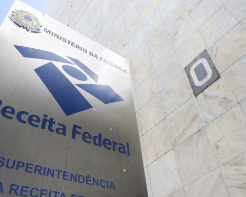 Revenue seizes in two ships in the river cargo of irregular fuel