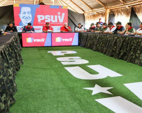 Revolutionary political paintings will continue preparation to defend the homeland