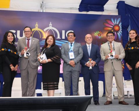 SUMMIC CUENCA 2025: SBS asks to eliminate rates while Velarde is recognized in Ecuador