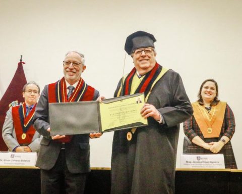 San Pablo Catholic University distinguishes with the title of Doctor Honoris Causa to Julio Velarde
