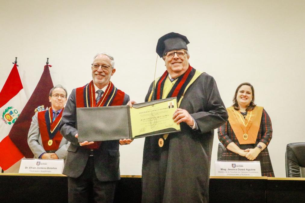 San Pablo Catholic University distinguishes with the title of Doctor Honoris Causa to Julio Velarde