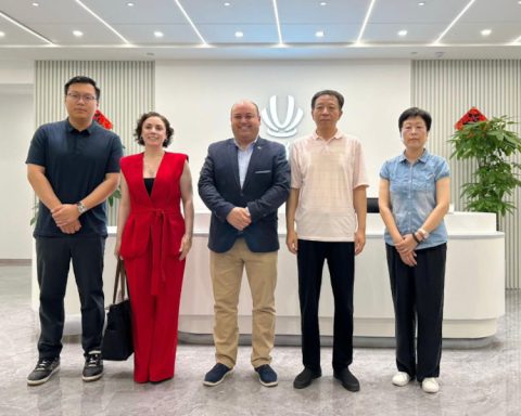 Senator Viera met in China with owner of the Rosario refrigerator