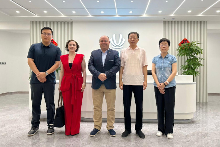 Senator Viera met in China with owner of the Rosario refrigerator