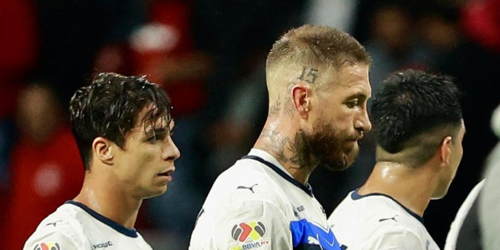 Sergio Ramos launches a penalty to the panenka and fails it!