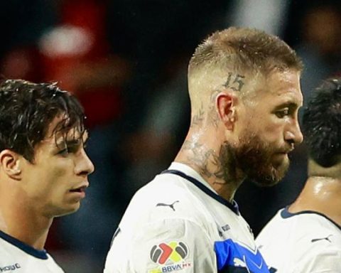 Sergio Ramos launches a penalty to the panenka and fails it!