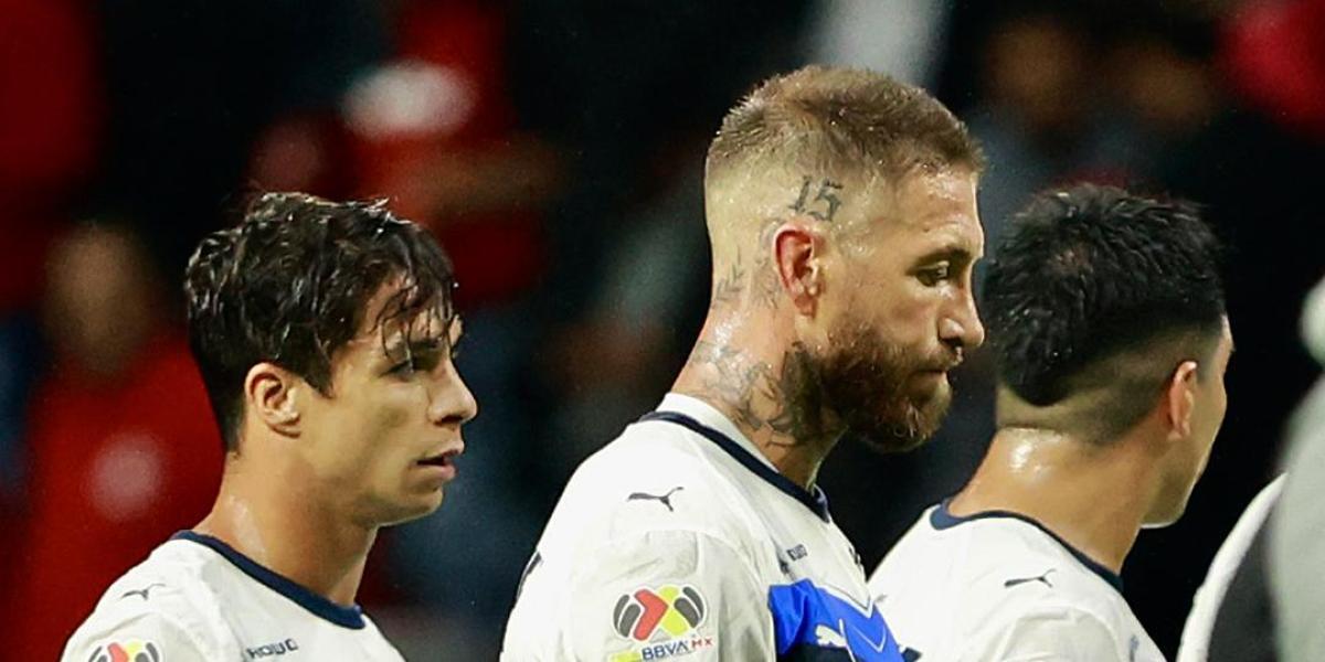 Sergio Ramos launches a penalty to the panenka and fails it!