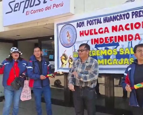 Serpost workers start indefinite strike and protest in Huancayo