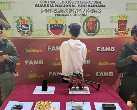 Set man who carried a gun facsimile and two drones