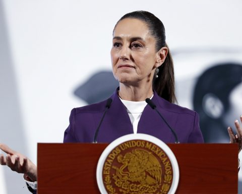 Sheinbaum ratifies agreement to keep Cuban doctors in Mexican health system