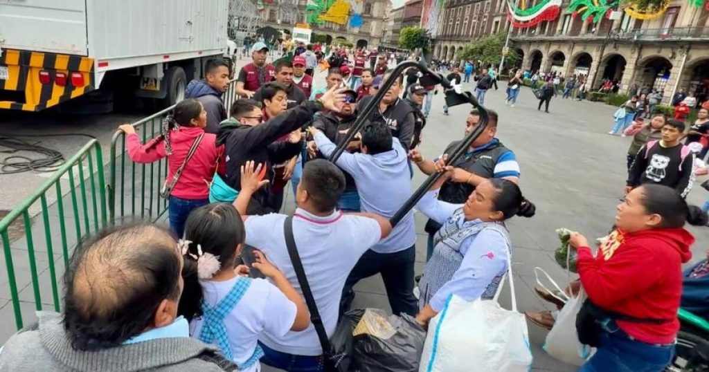 Street vendors face CDMX Government personnel in the Zocalo