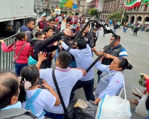Street vendors face CDMX Government personnel in the Zocalo