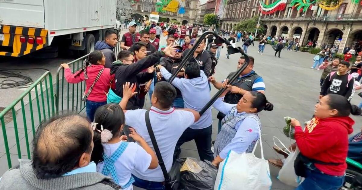Street vendors face CDMX Government personnel in the Zocalo