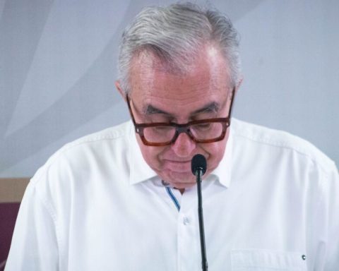 Subjects attack a truck in which Governor Rocha Moya was traveling