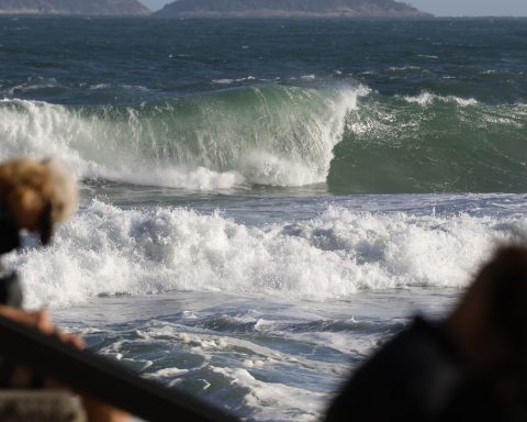 Swims search for couple who disappeared on Leme beach