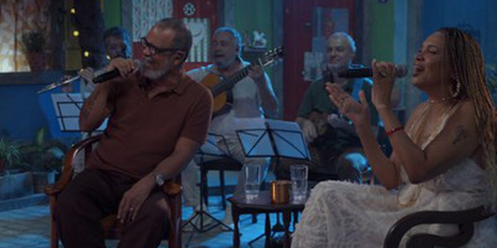 Teresa Cristina receives Marquinho China on the Samba na Gamboa program