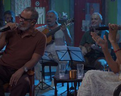 Teresa Cristina receives Marquinho China on the Samba na Gamboa program