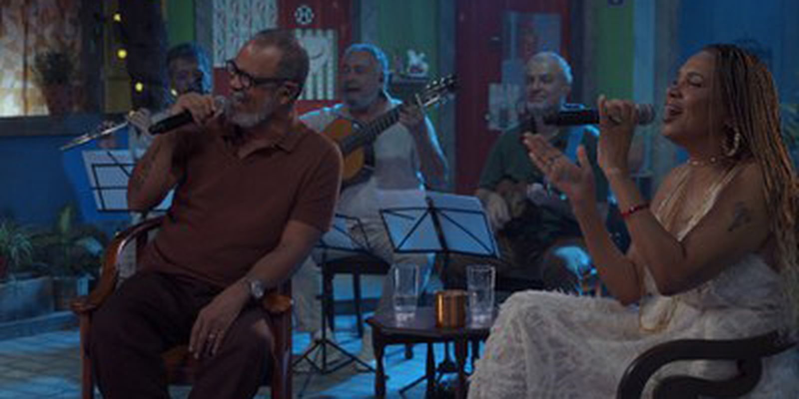 Teresa Cristina receives Marquinho China on the Samba na Gamboa program