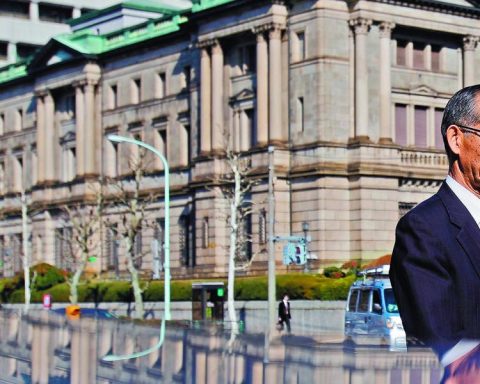 The Bank of Japan maintains its rate; announces sale of ETFs and real estate investment funds