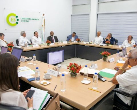 El CES propone endurecer sanciones a empleadores de trabajadores irregulares en sectores clave como construcción y agricultura