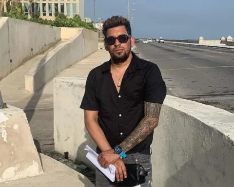 Leonardo Peña de la Cruz. Al fondo a la izquierda, la Embajada de EE.UU. en La Habana