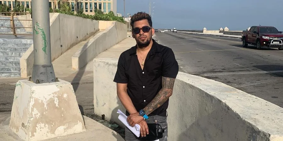 Leonardo Peña de la Cruz. Al fondo a la izquierda, la Embajada de EE.UU. en La Habana