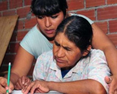 The Cuban regime attributes the eradication of adult illiteracy in Honduras