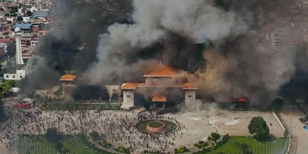 El Congreso de Nepal en llamas, este martes