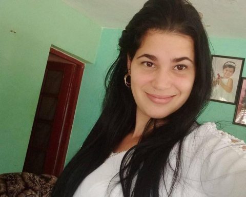 The Sissi Abascal political dam is subject to emergency surgery