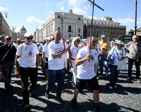 The Vatican receives the first major LGBT+ official pilgrimage in the framework of the Jubilee