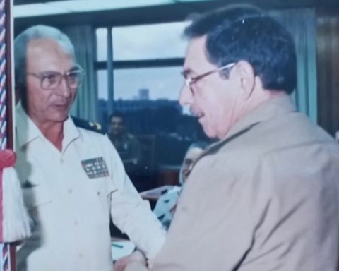 Pedro Miguel Pérez Betancourt junto a Raúl Castro