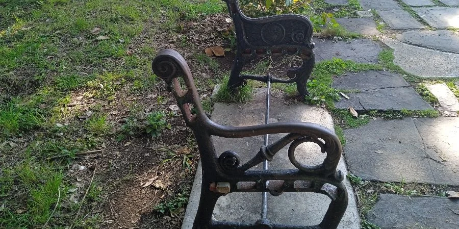 Un banco en el Parque de la Fraternidad