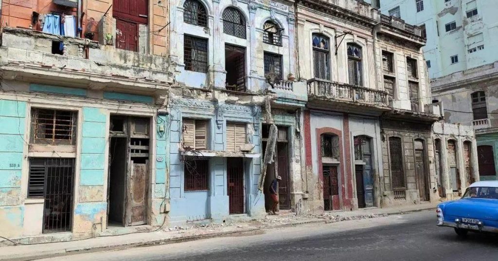 The collapse of a balcony in Centro Havana leaves a wounded woman