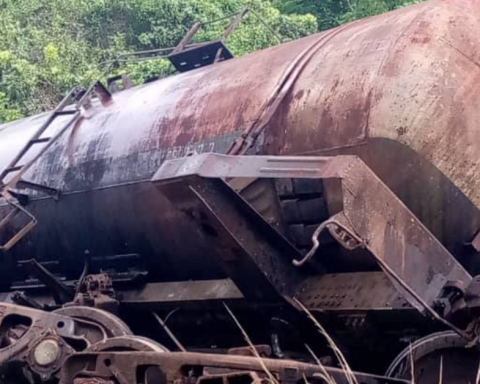 The derailment of a train causes the spill of three honey -loaded cars