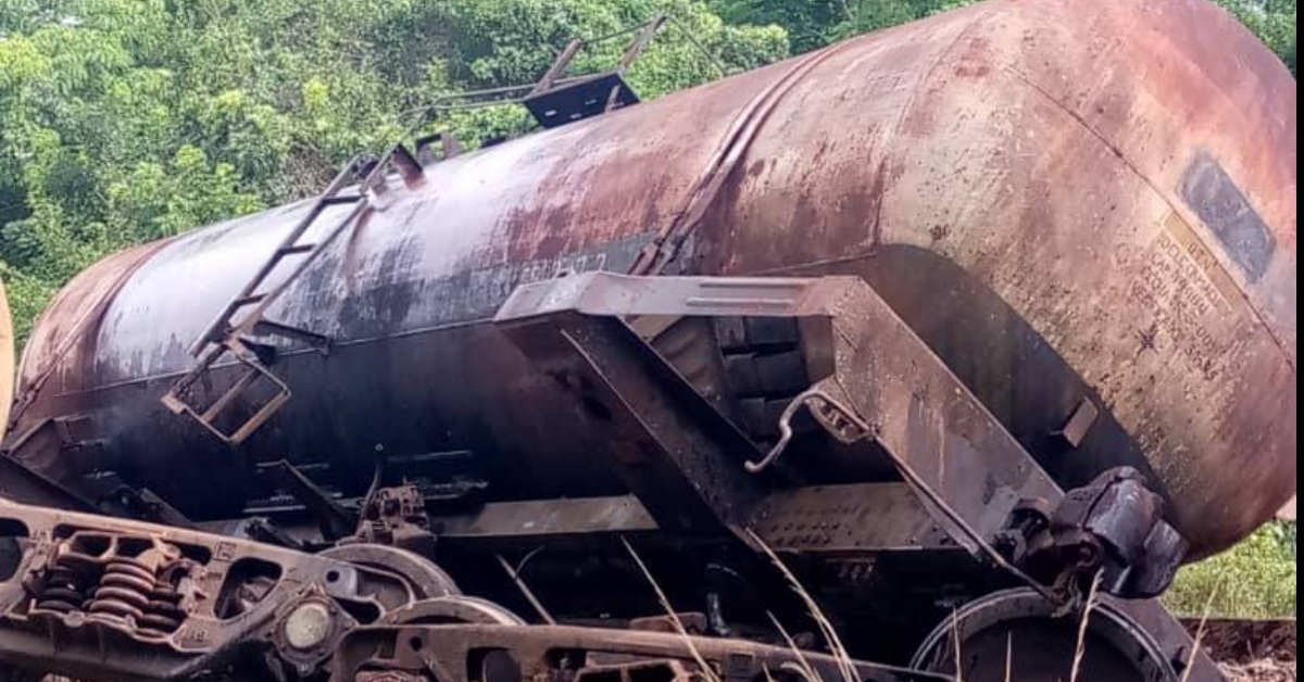 The derailment of a train causes the spill of three honey -loaded cars