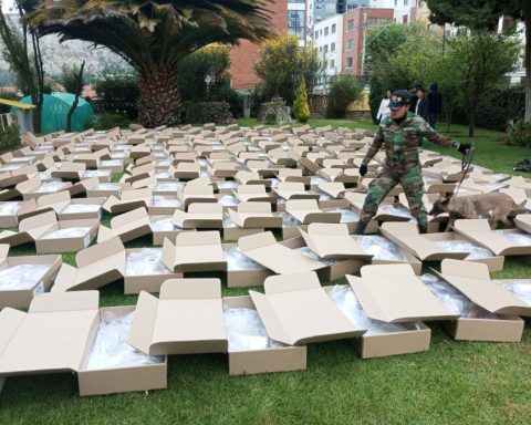 The distribution of suitcases for the outer vote begins with shipments to four countries