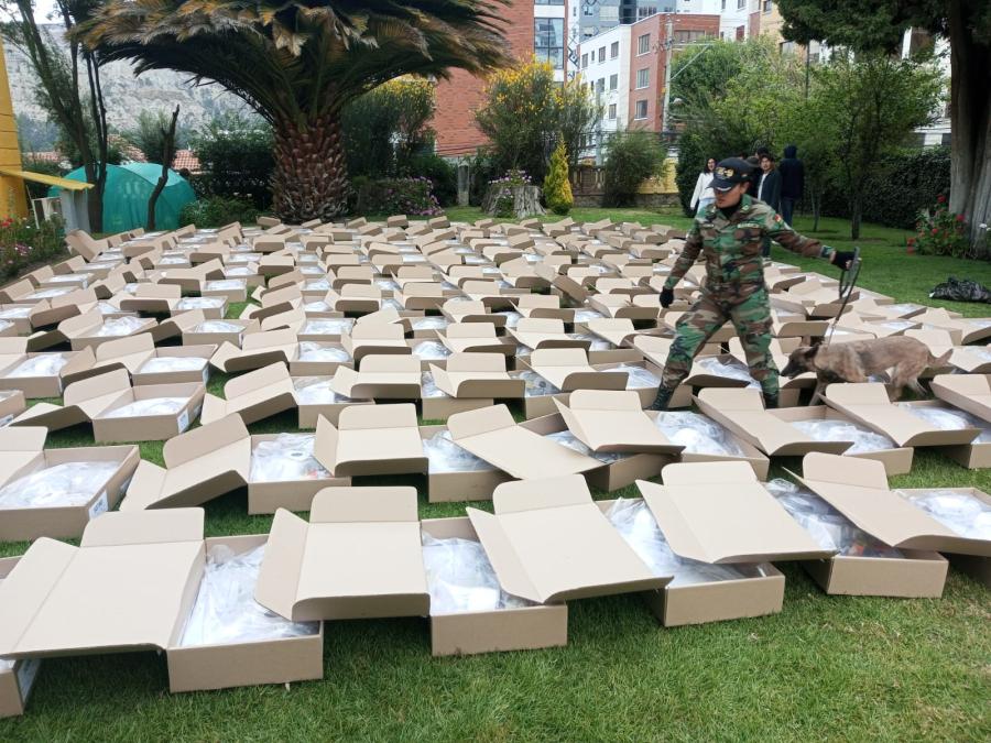 The distribution of suitcases for the outer vote begins with shipments to four countries