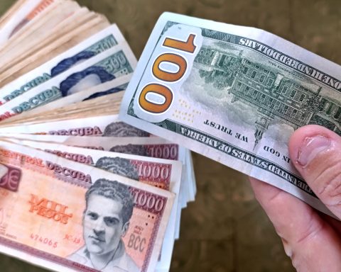 The dollar and the euro in historical maximums, while the MLC is recovered in the informal market