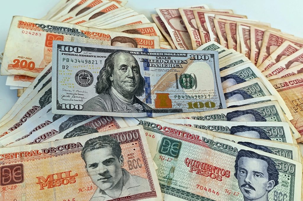 The dollar continues to climb in the informal market and reaches 430 pesos of value