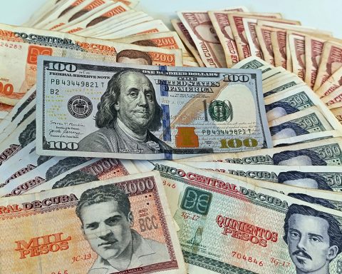 The dollar continues to climb in the informal market and reaches 430 pesos of value