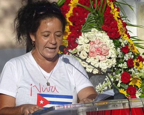 Diosmiley Llerena Suárez durante un acto político organizado por el régimen cubano