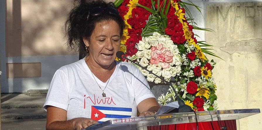Diosmiley Llerena Suárez durante un acto político organizado por el régimen cubano