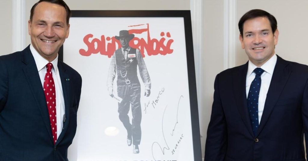 The foreign ministers of Cuba and Poland face the award for a Cuban dissident award