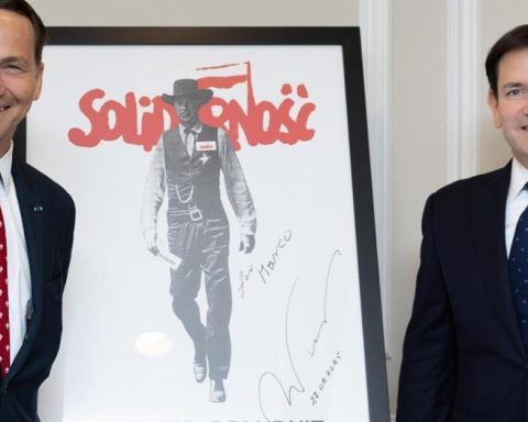 The foreign ministers of Cuba and Poland face the award for a Cuban dissident award