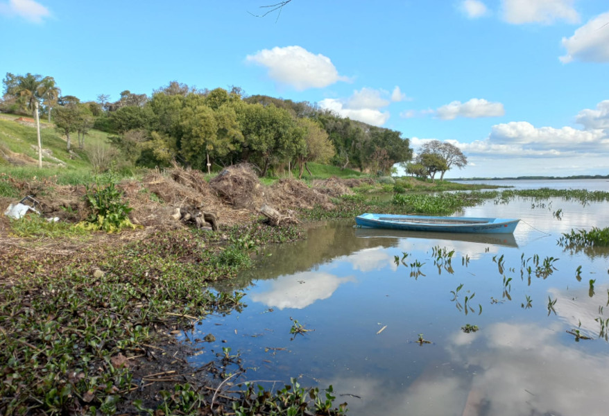 The local government puts the magnifying glass in "illegal houses" and coastal erosion