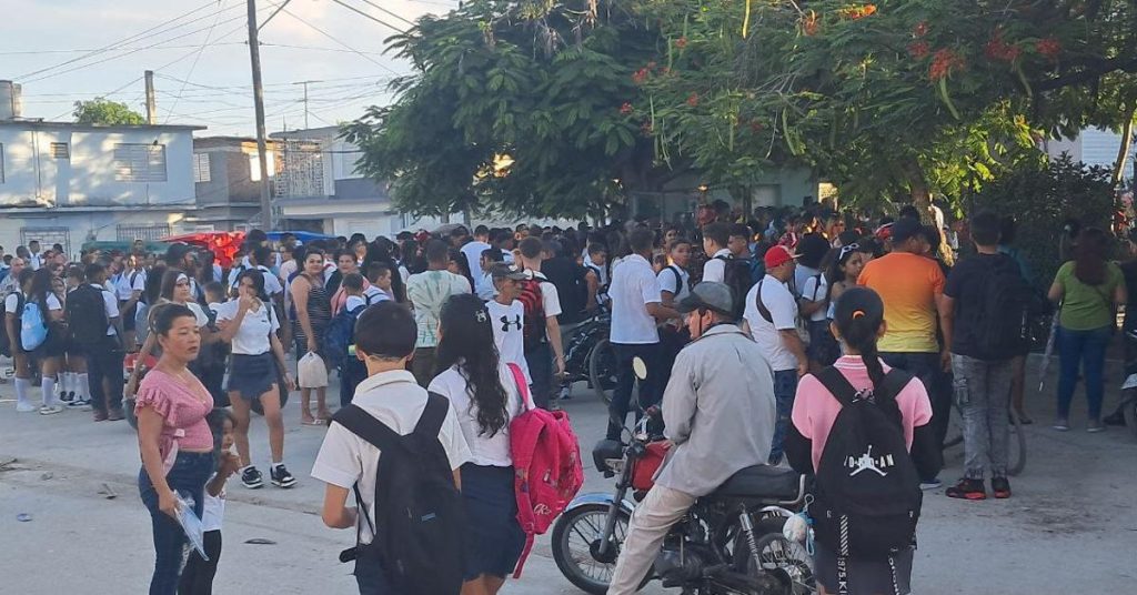 The new school year with full classrooms, few teachers and empty backpacks starts in Cuba