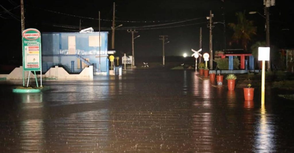 The passage of a tropical depression leaves floods for heavy rains in Cuba