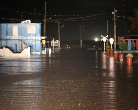 The passage of a tropical depression leaves floods for heavy rains in Cuba